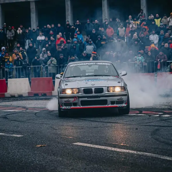 BMW M3 E36 v smyku před diváky na městské rychlostní zkoušce