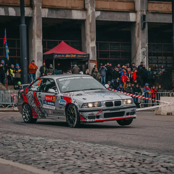 BMW M3 E36 na rychlostní zkoušce před sloupořadím budovy