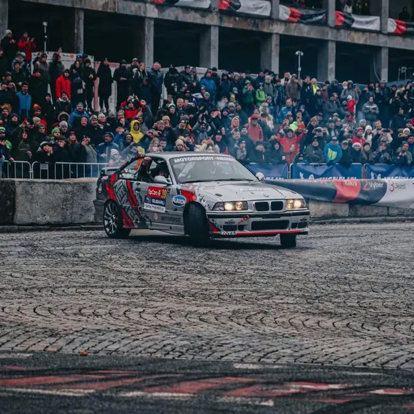 BMW M3 E36 projíždí kolem tribuny plné fanoušků