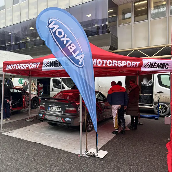 Zázemí týmu Motorsport Němec v servisní zóně s vlajkou partnera Albixon