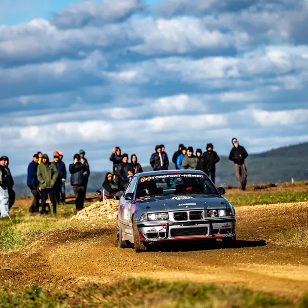 BMW M3 E36 na šotolinové rychlostní zkoušce, v pozadí řada diváků