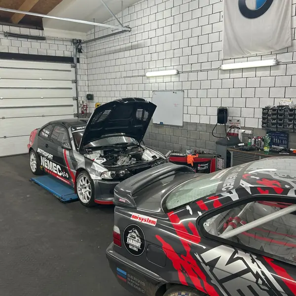 Příprava v týmové dílně: BMW M3 E46 s otevřenou kapotou a BMW M3 E36