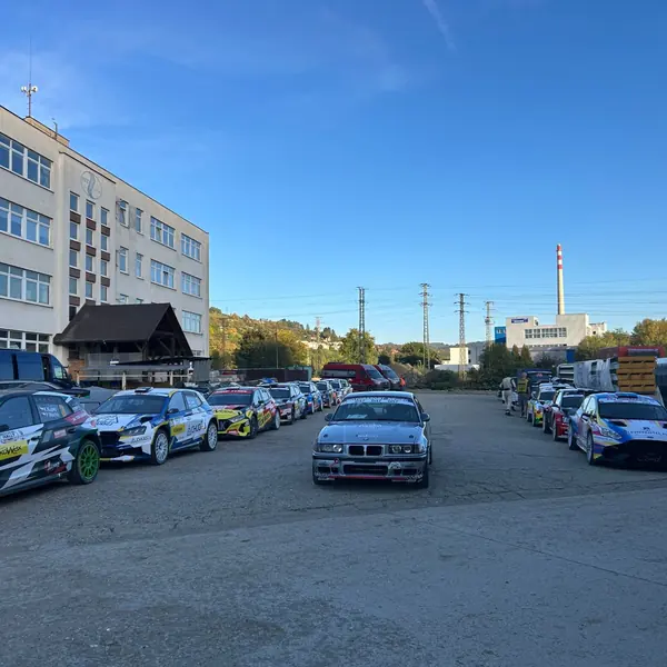 BMW M3 E36 mezi soudobými soutěžními vozy v servisní zóně