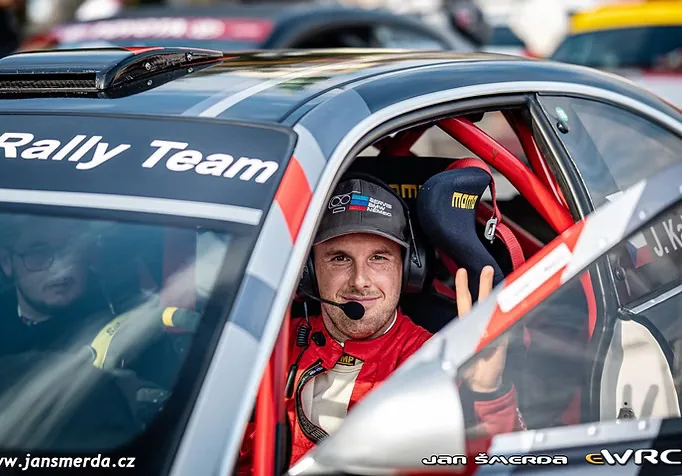 Vít Němec, jezdec a vedoucí týmu Motorsport Němec, v kokpitu závodního auta